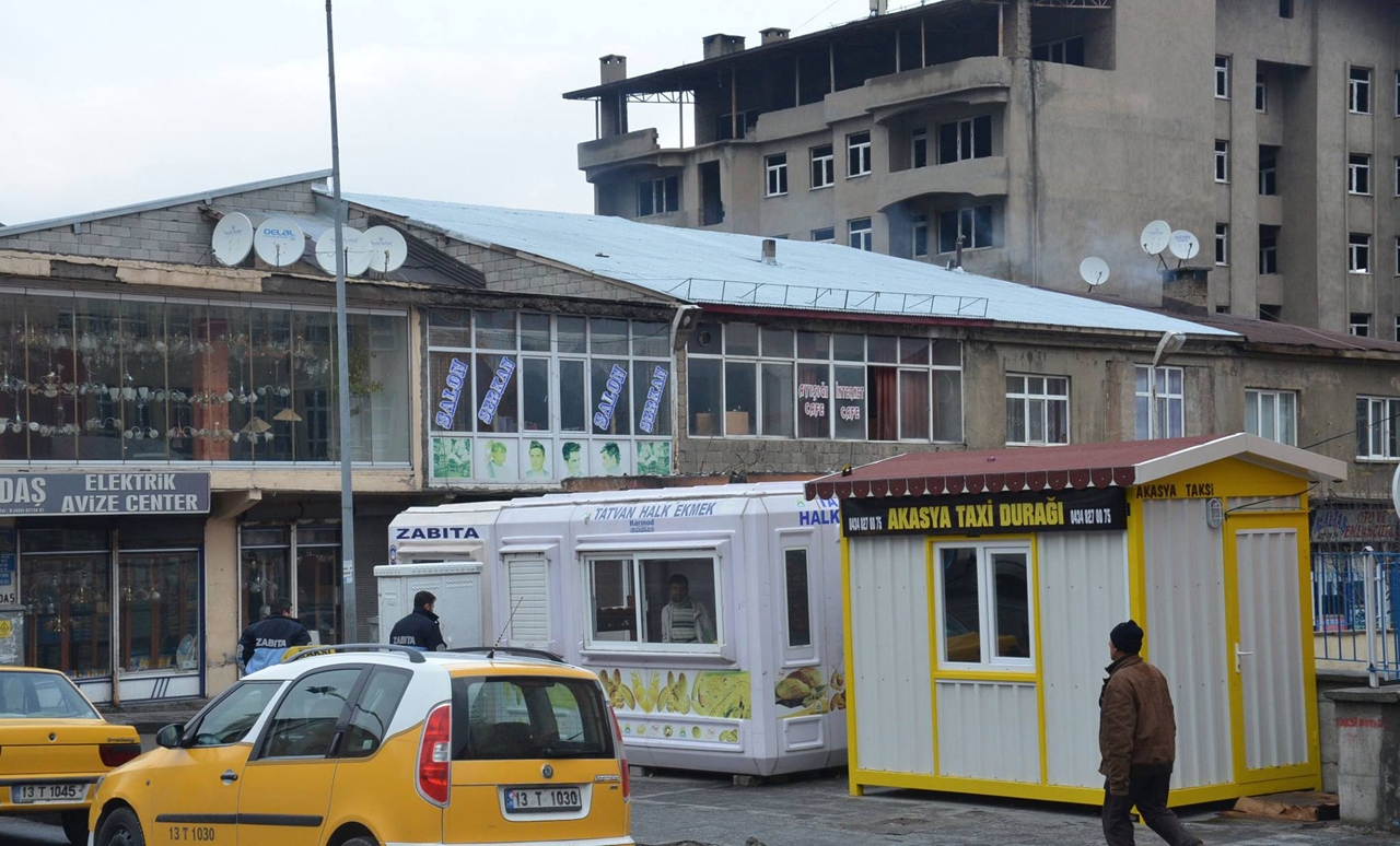 Tatvan’da taksi kulübeleri yenileniyor